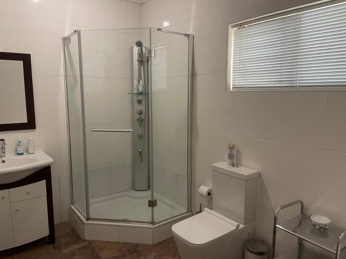 Upper Room Guesthouse 커크우드 외부 사진