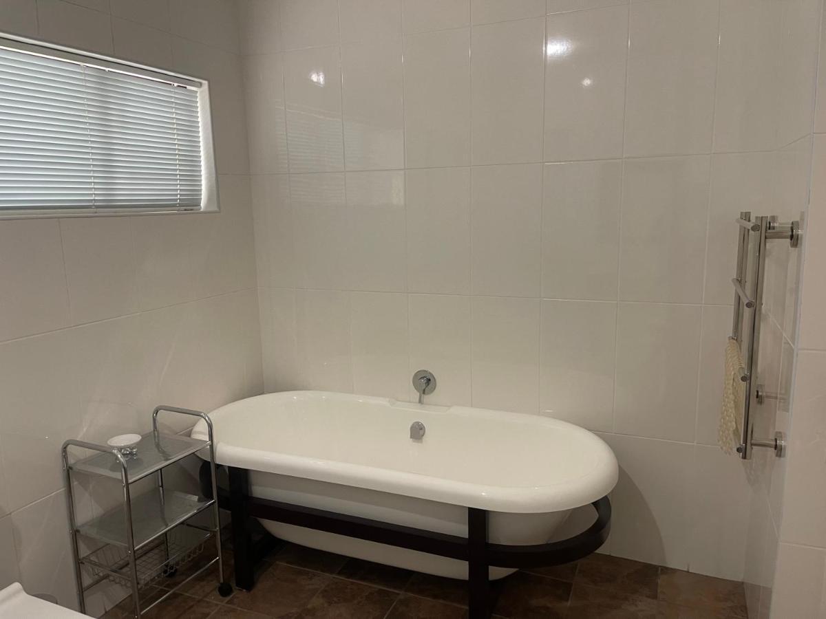 Upper Room Guesthouse 커크우드 외부 사진
