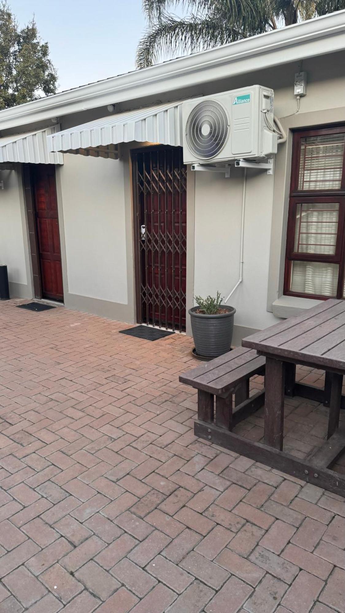 Upper Room Guesthouse 커크우드 외부 사진